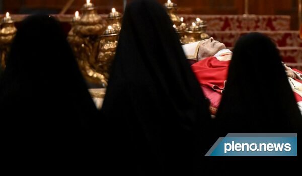 Fotos: Corpo do papa Bento XVI é velado no Vaticano