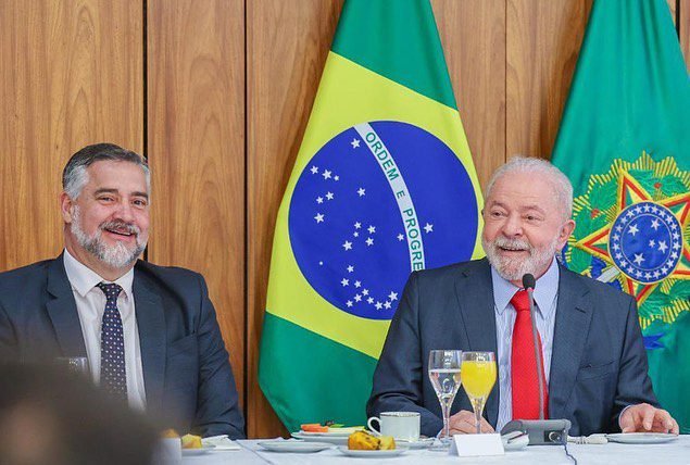 Governo de Lula planeja criar “gabinete do amor” na Secom