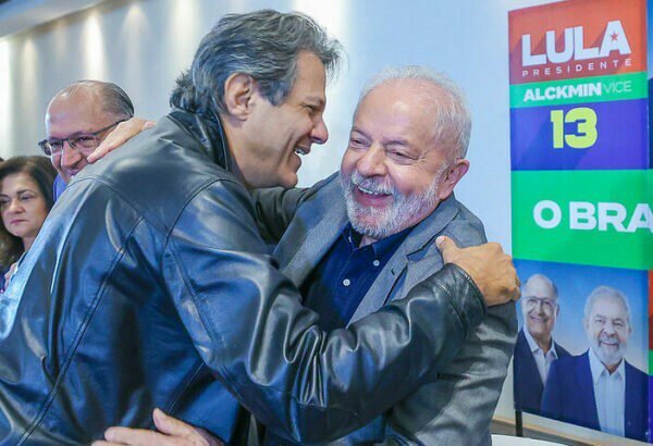 Lula assina MP que transfere o Coaf para as mãos de Haddad
