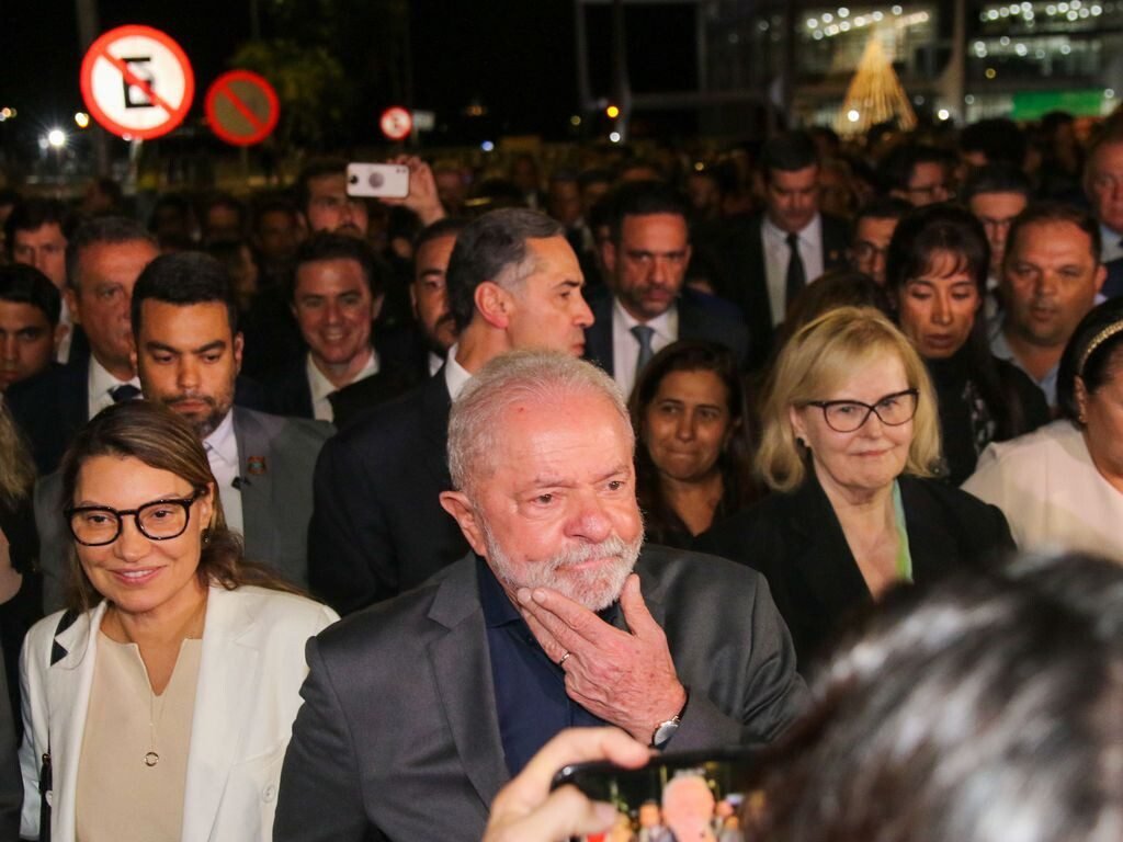 Lula caminha até o STF ao lado de governadores e ministros