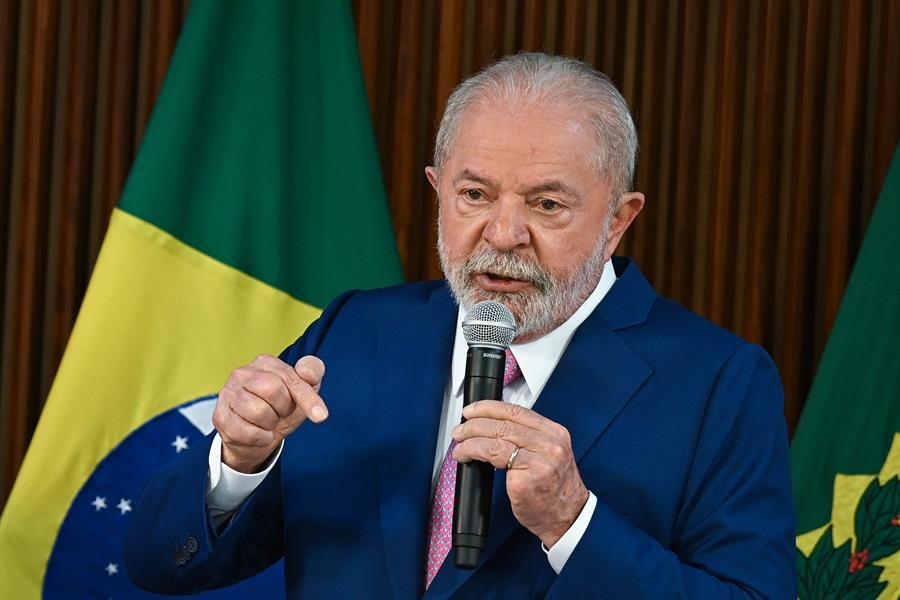 Lula cogita compras sem licitação para reforma
