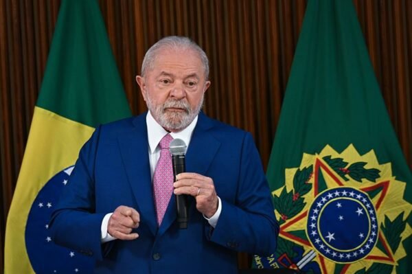 Lula faz reunião de emergência para pôr fim ao caos em Brasília