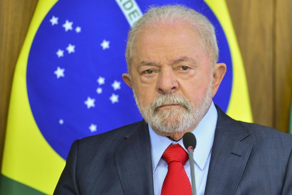 Lula garante que Múcio fica no Ministério da Defesa: 'Eu confio nele'