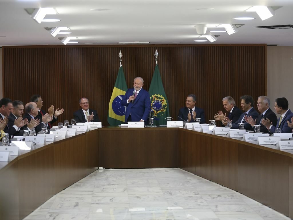 Ministros não podem entrar com celular no gabinete de Lula