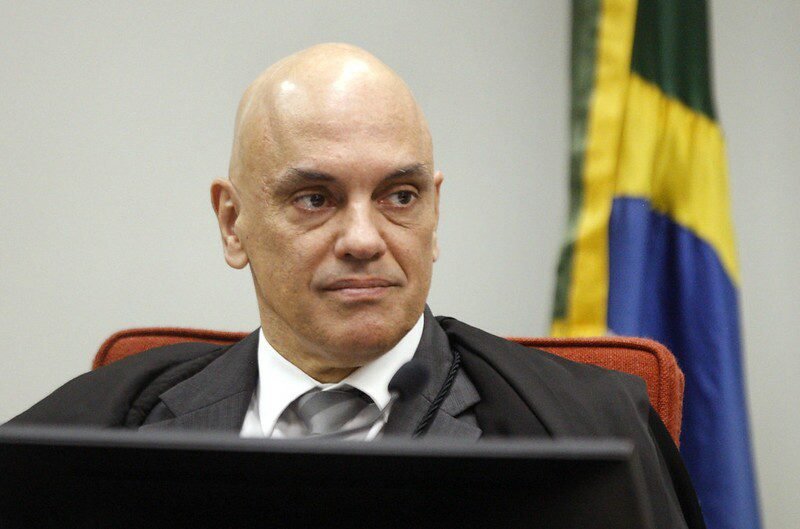 Moraes libera redes de senador após pedido de Pacheco