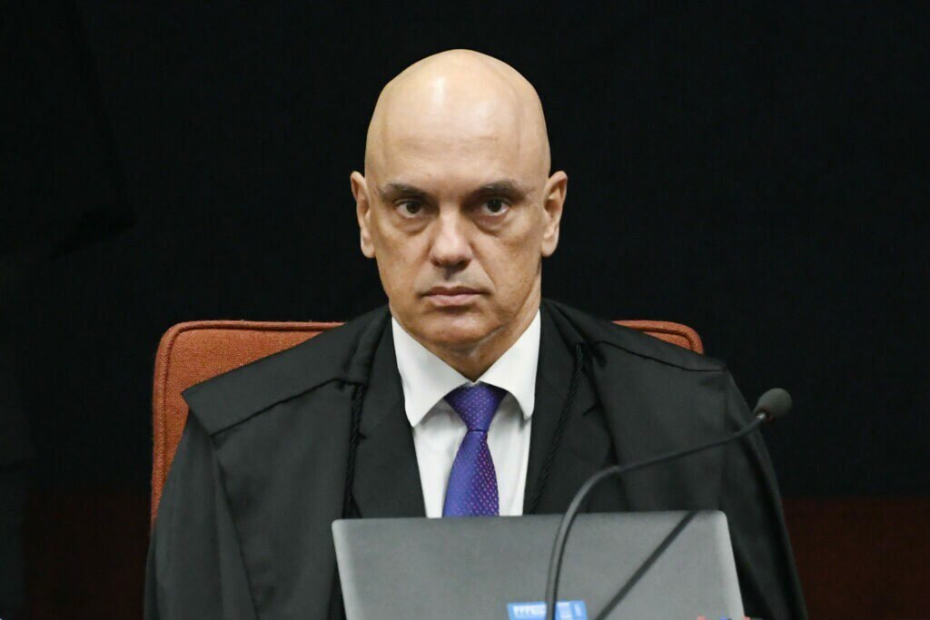 Moraes pede prisão de 11 pessoas por atos violentos em Brasília