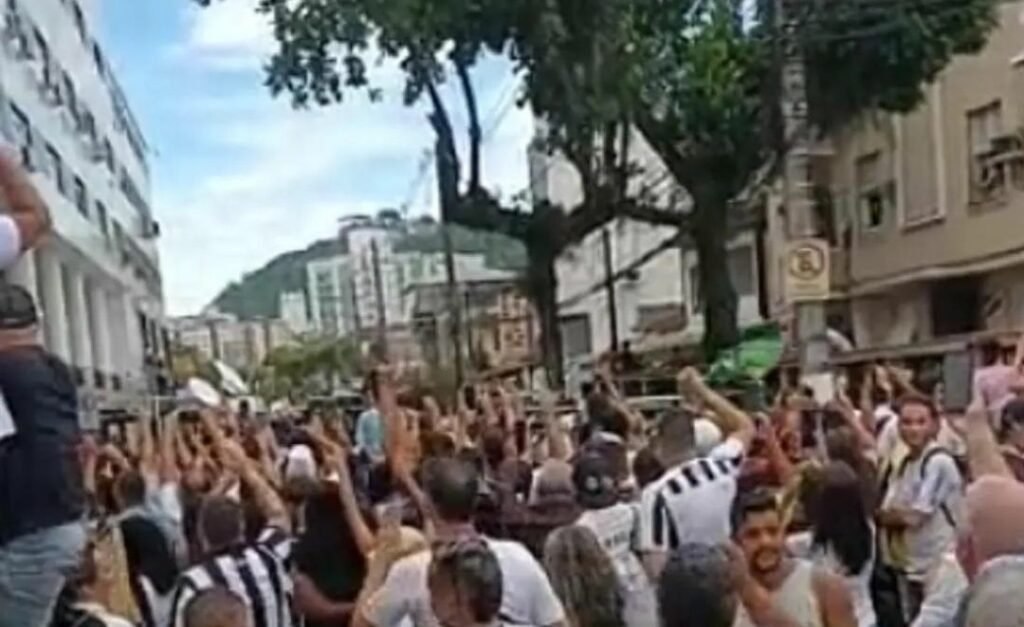 População protesta contra Lula no velório do Pelé