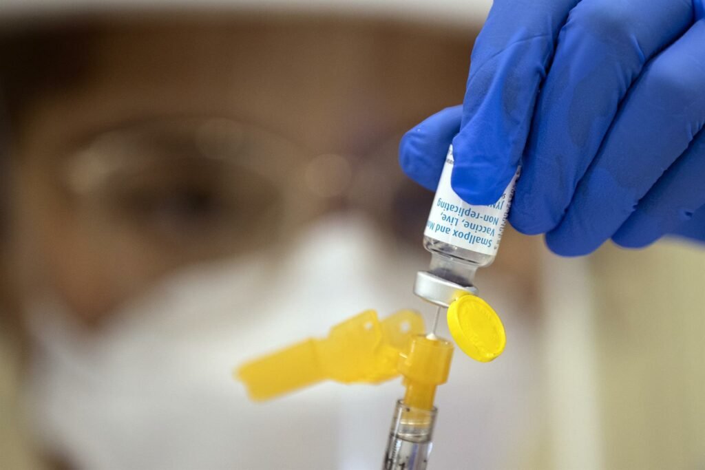 Projeto de lei prevê prisão de até 8 anos a quem não se vacinar