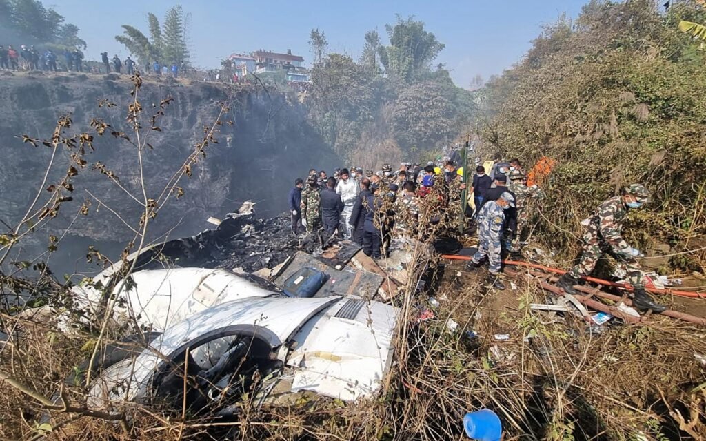 Queda de avião no Nepal deixa 68 mortos; buscas continuam