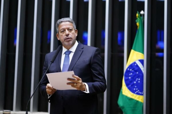 Após reeleito, Lira repete Lula e critica criminalização da política