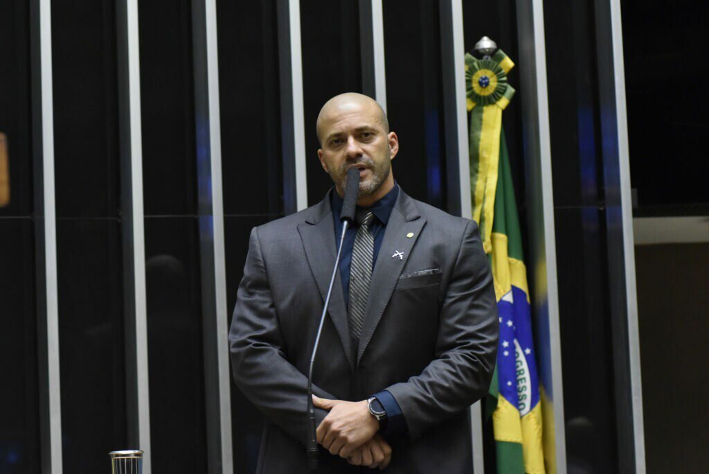 Após ser preso, Daniel Silveira é transferido o Rio de Janeiro