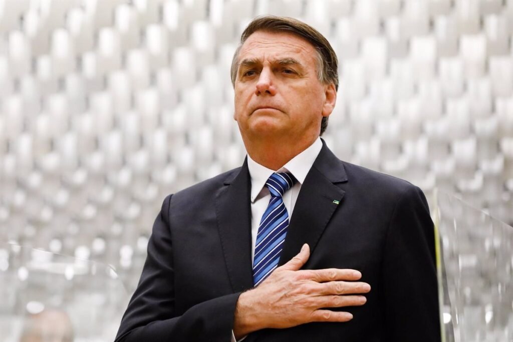 Bolsonaro diz que pretende voltar ao Brasil “nas próximas semanas”