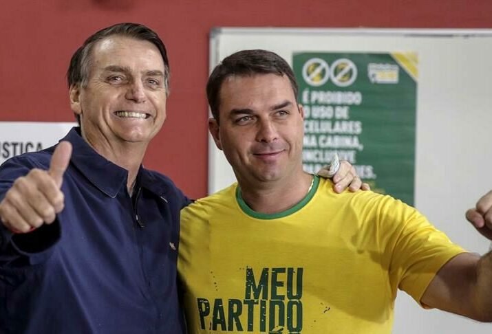 Bolsonaro logo estará de volta liderando a gente, diz Flávio