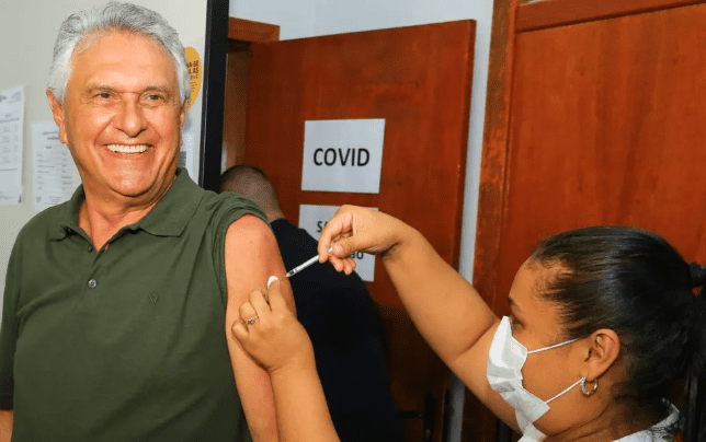 Caiado recebe vacina contra a Covid: “Acreditem na ciência”
