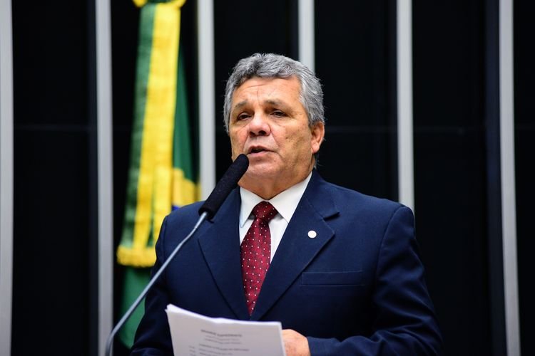 Deputado acusa Lula de furto e pede contagem das emas