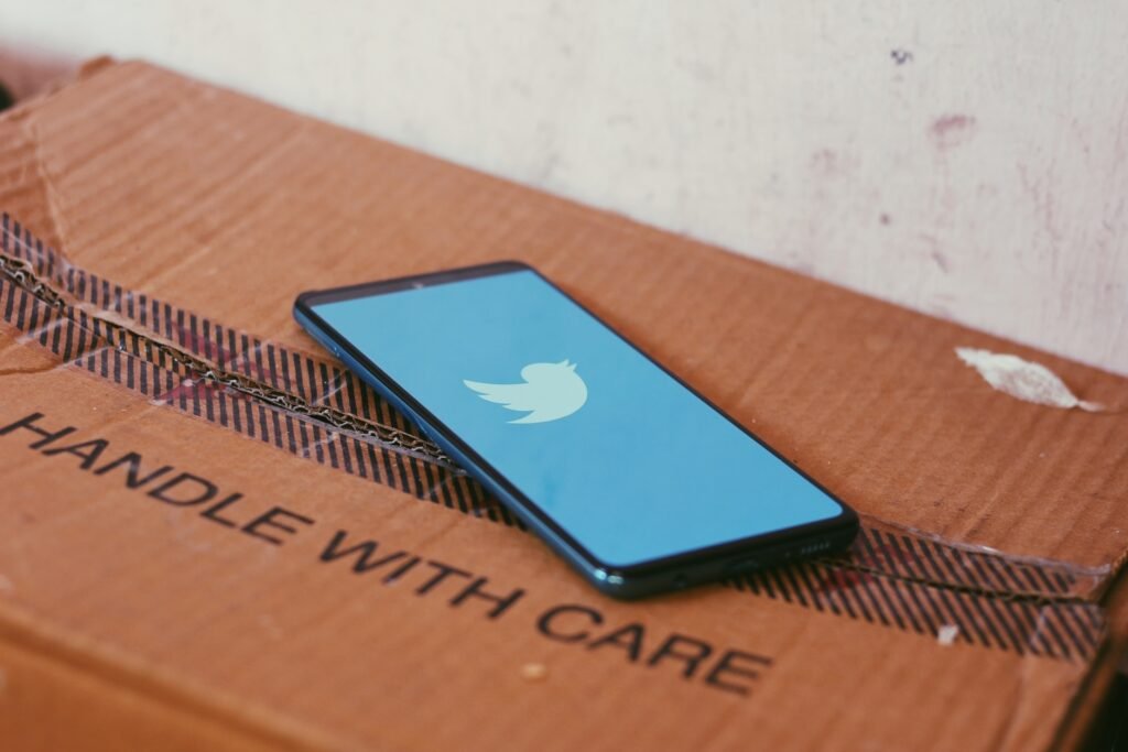 Em nova rodada de demissões, Twitter corta 10% da força de trabalho – Conexão Política