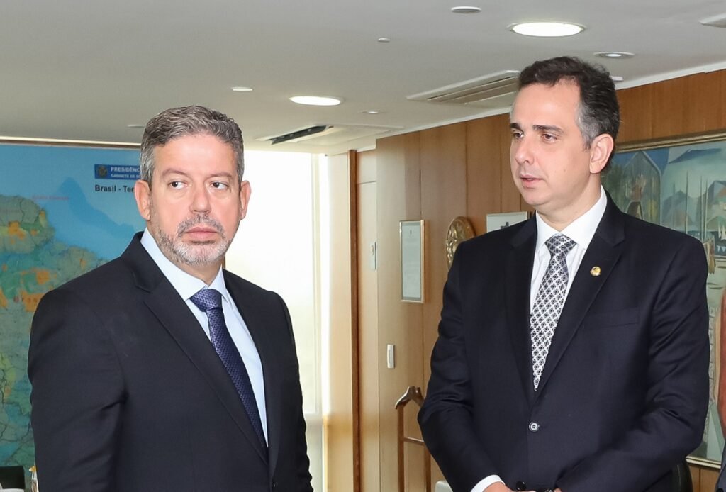 Governo exonera 13 ministros para voto em Lira e Pacheco