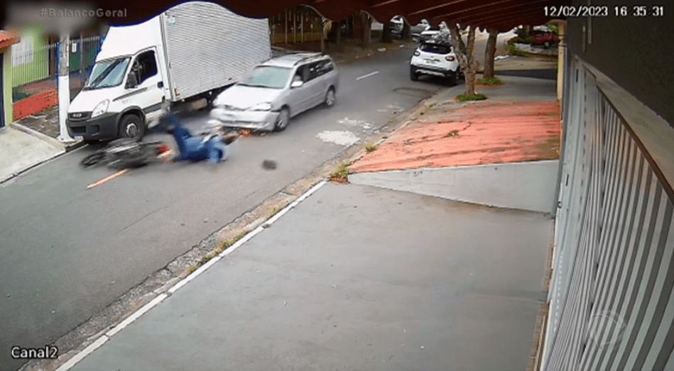 Homem pega o carro e atropela bandidos após sofrer assalto