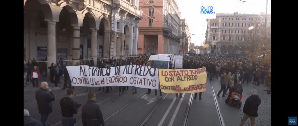 Justiça da Itália mantém líder anarquista em regime de isolamento na prisão