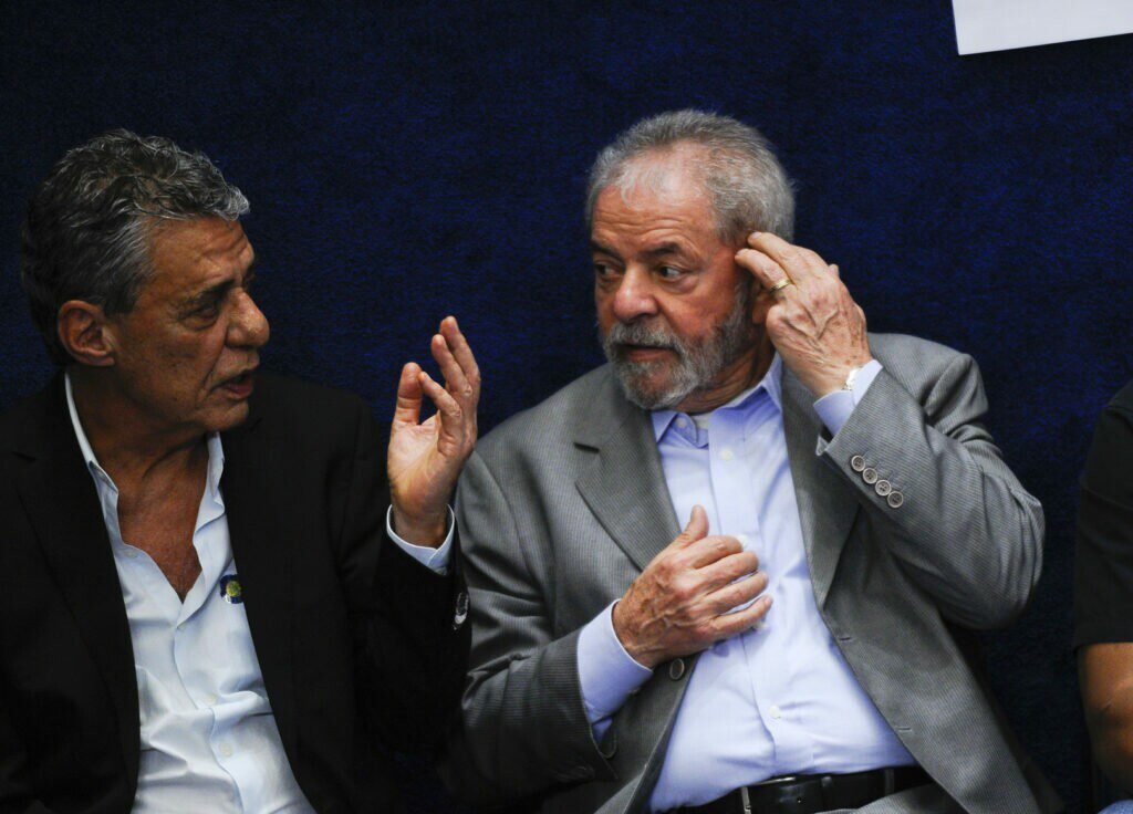 Lula entregará prêmio a Chico Buarque, vetado por Bolsonaro