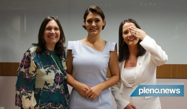 Michelle Bolsonaro divulga fotos de sua reunião com o PL
