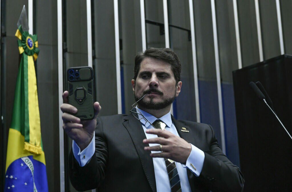 Moraes ordena devolução de celular de Marcos do Val