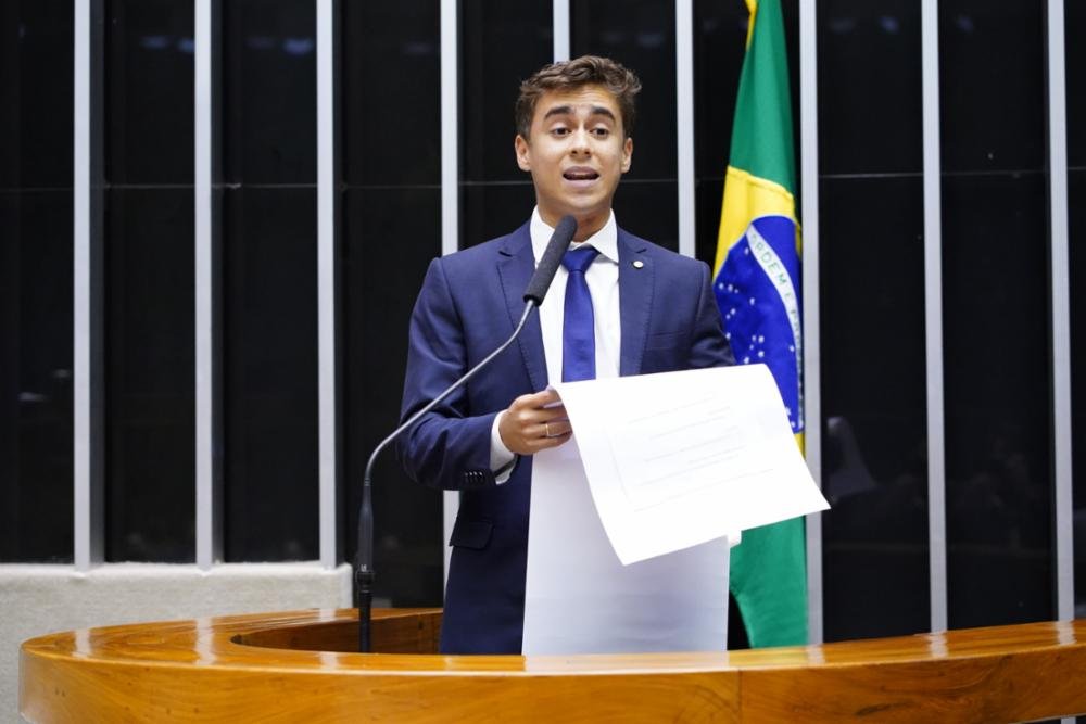 Nikolas Ferreira lista primeira ações de Lula em discurso na Câmara
