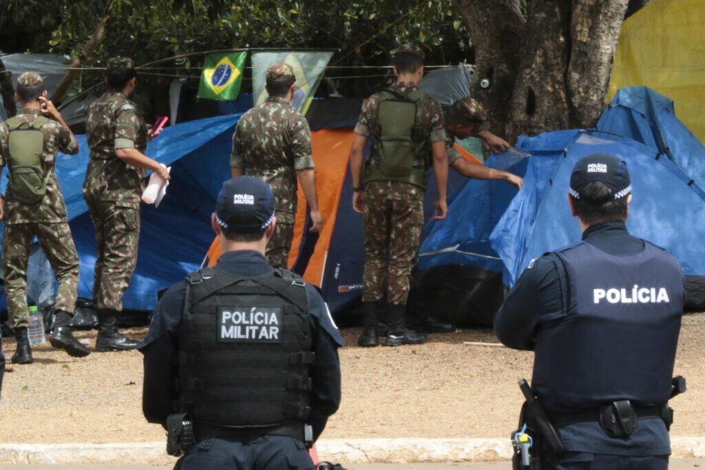 PMs dizem que Exército impediu remoção de acampamento no DF