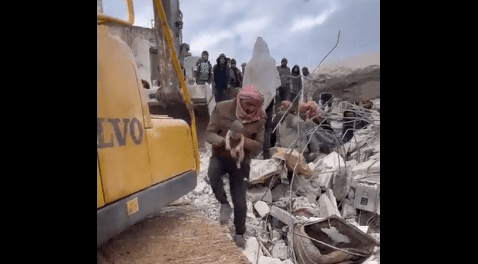 Recém-nascida é resgatada dos escombros após terremoto