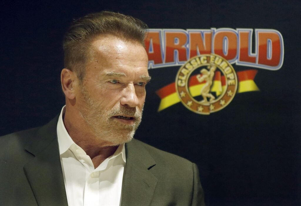 Schwarzenegger atropela ciclista, e testemunhas detalham acidente