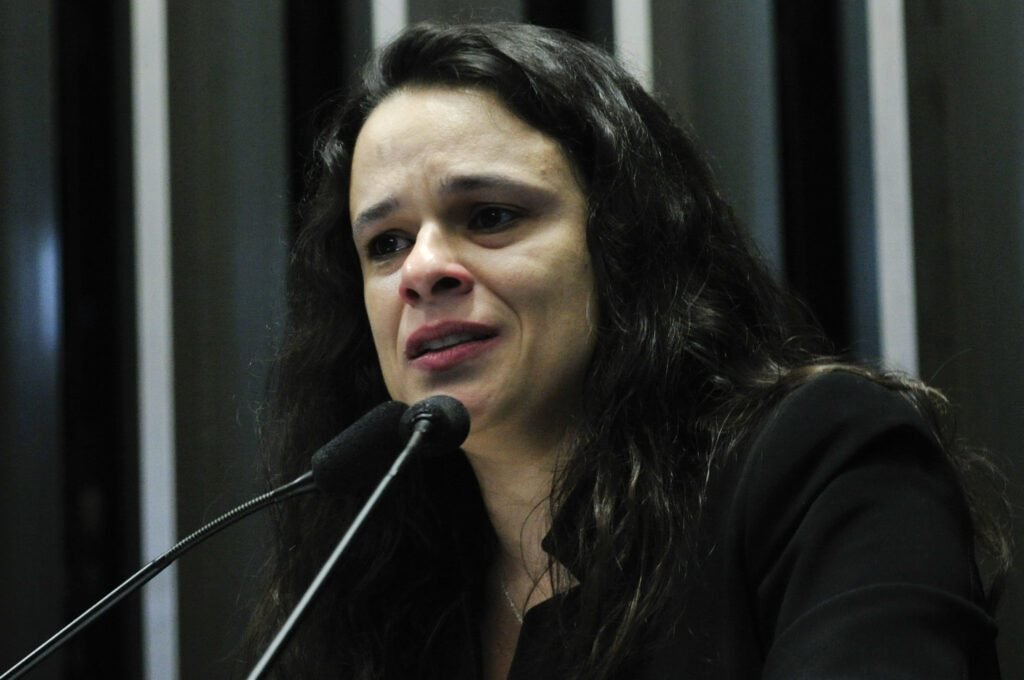 USP: Alvo de militantes de esquerda, Janaína Paschoal recebe apoio de professores