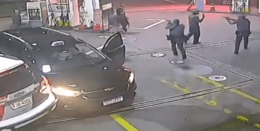 Vídeo: Taxista bate em viatura da PM para fugir de sequestro