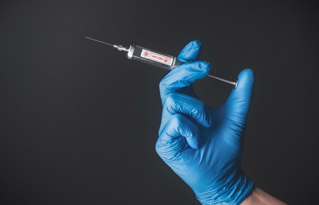 Covid: OMS deixa de recomendar vacina de reforço para maioria