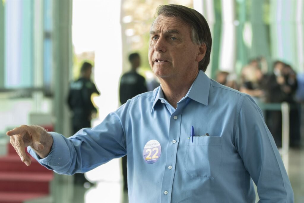 Defesa de Bolsonaro diz que ele devolverá joias à Presidência