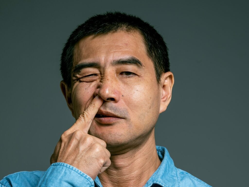 Estudo: Limpar nariz com o dedo aumenta risco de Alzheimer