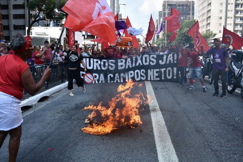 Grupos de esquerda protestam contra Campos Neto em SP