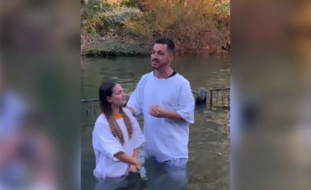 Guilherme Batista batiza sua esposa no Rio Jordão e emociona seguidores