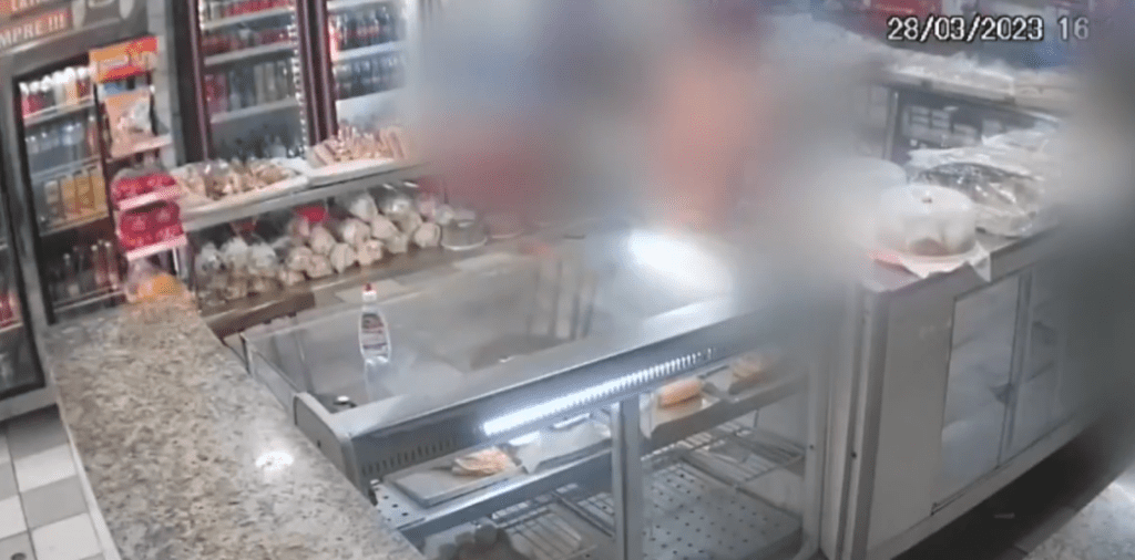 Homem entra com fuzil em padaria durante perseguição