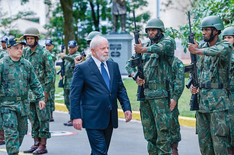 Internautas apontam desprezo de Lula a militares em revista