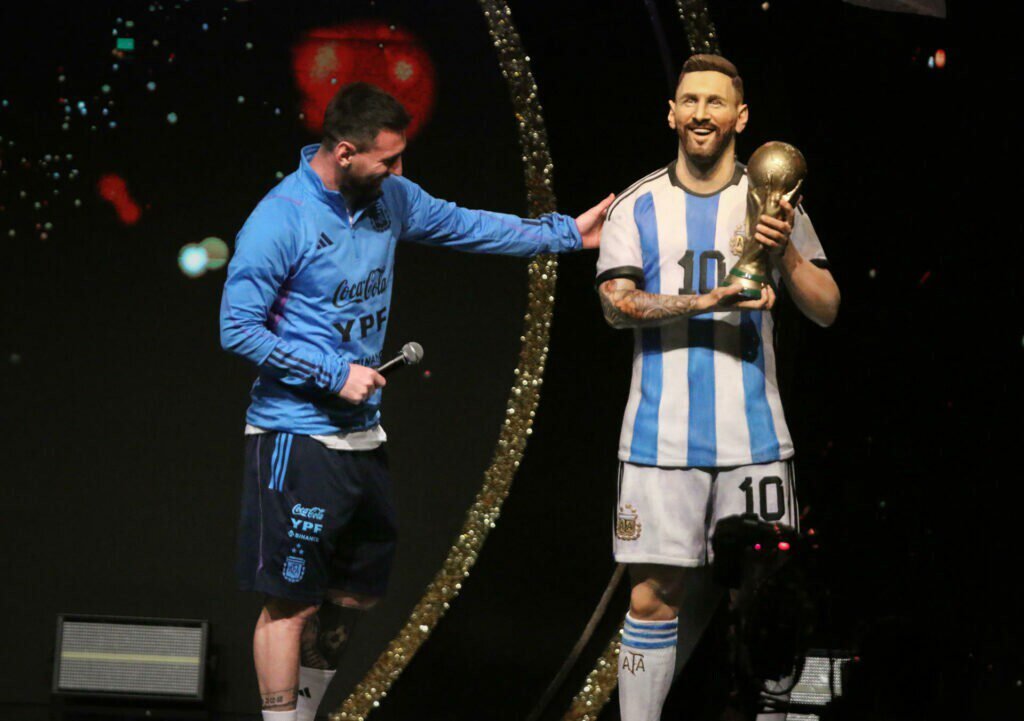 Lionel Messi ganha estátua e é igualado a Pelé e Maradona