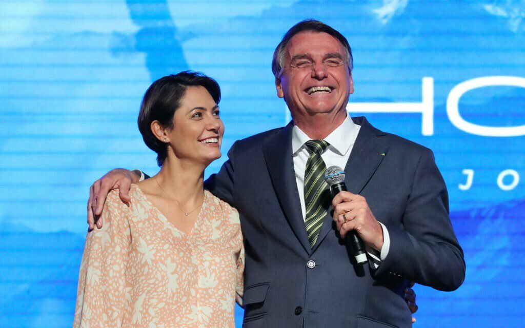 Michelle Bolsonaro chega aos EUA: “Ver meu amor”
