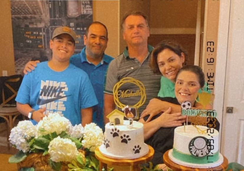 Michelle e Bolsonaro comemoram aniversários com bolos temáticos