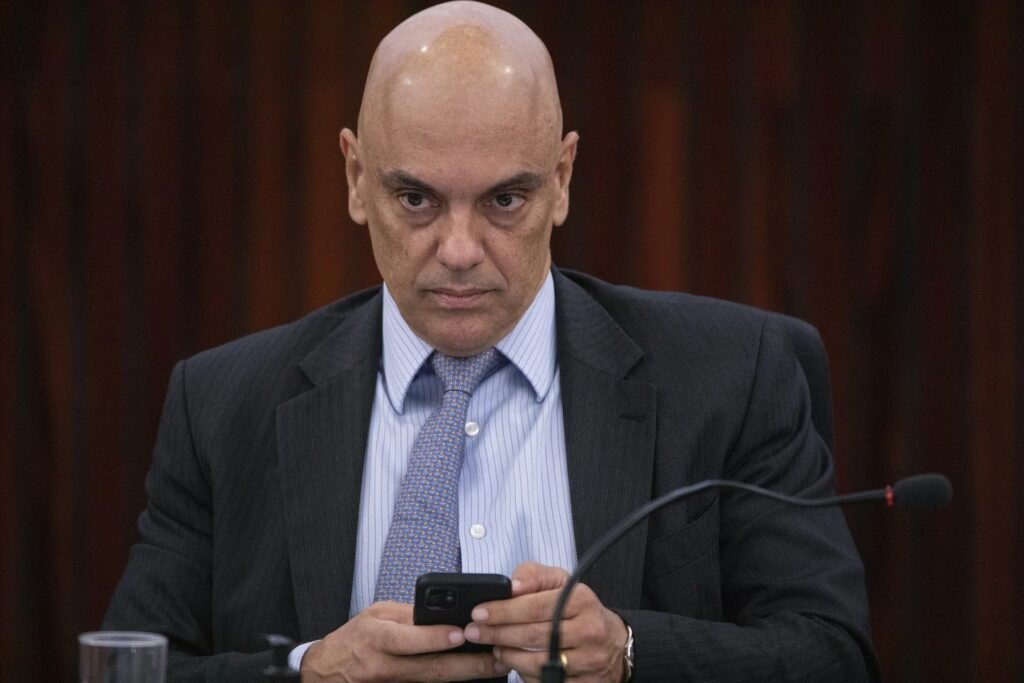 Moraes autoriza Torres a ficar em silêncio em depoimento à CPI