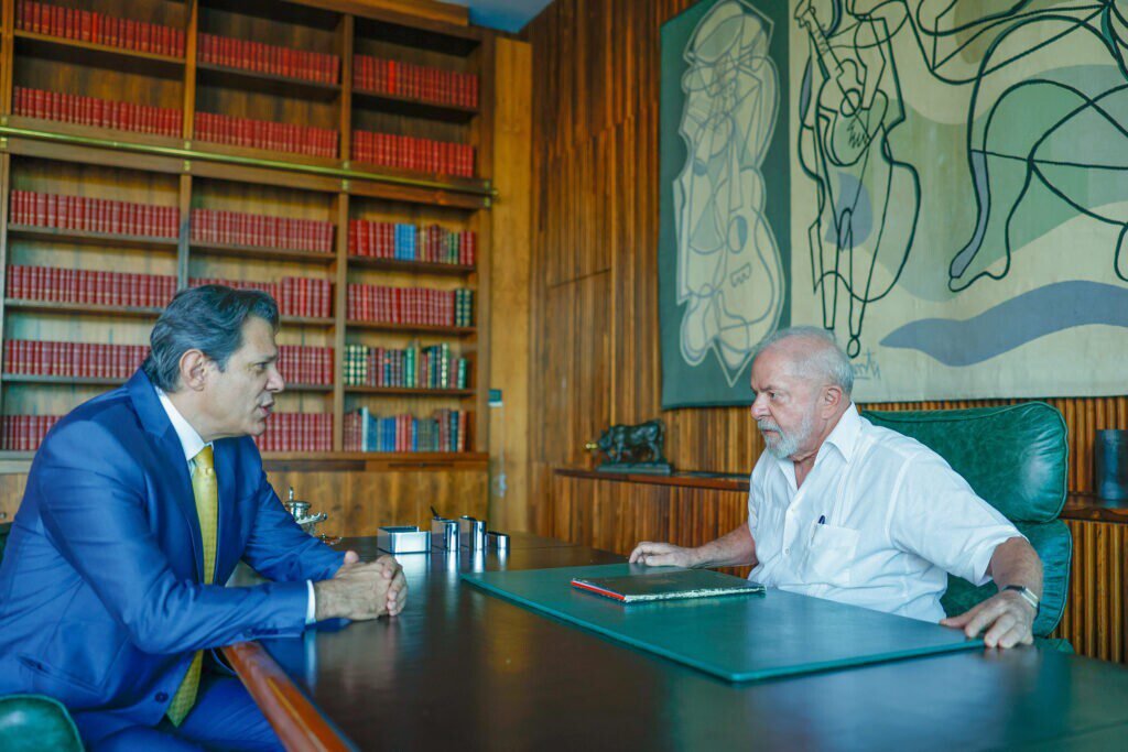 No dia da chegada de Bolsonaro, Lula decide não ir ao Planalto