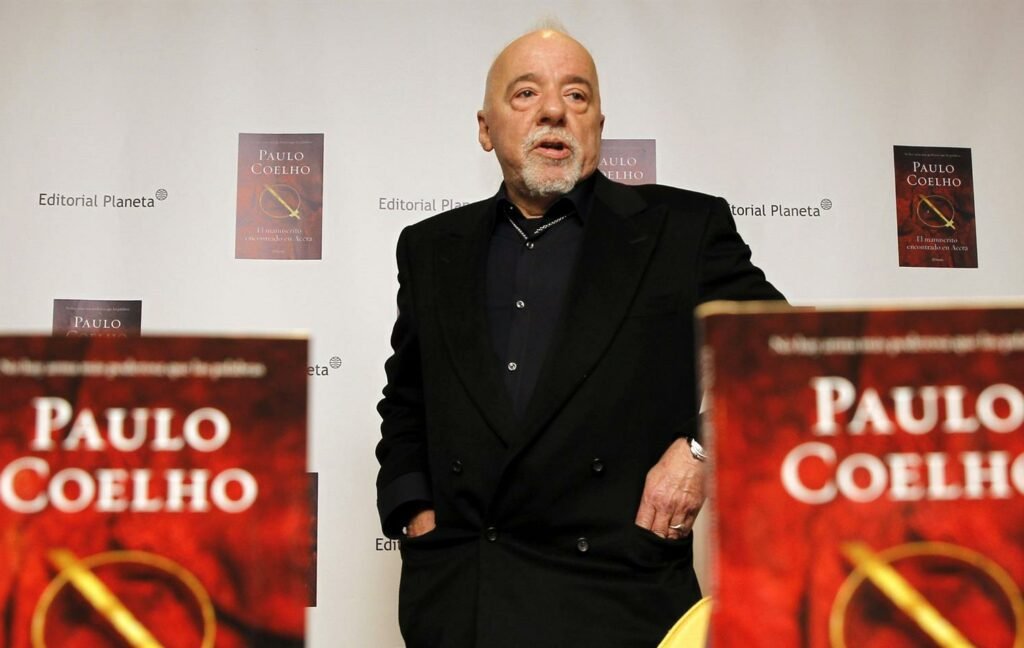 Paulo Coelho se arrepende de ter apoiado Lula: “Patético”