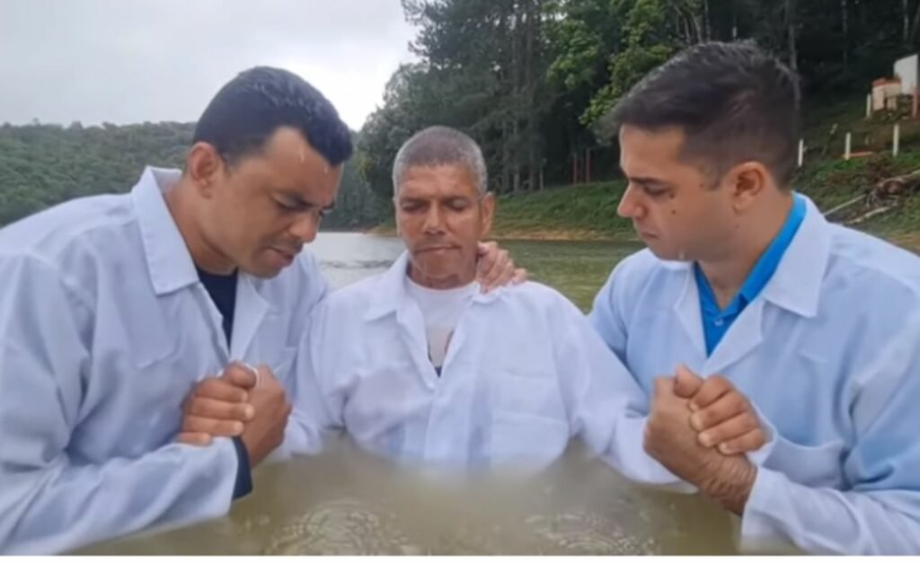 Pedrinho Matador se converteu e foi batizado após deixar prisão
