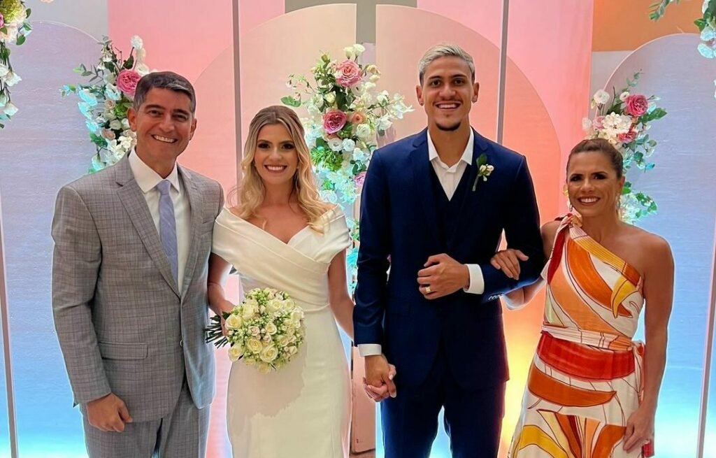 Pedro, atacante do Flamengo, se casa em cerimônia íntima