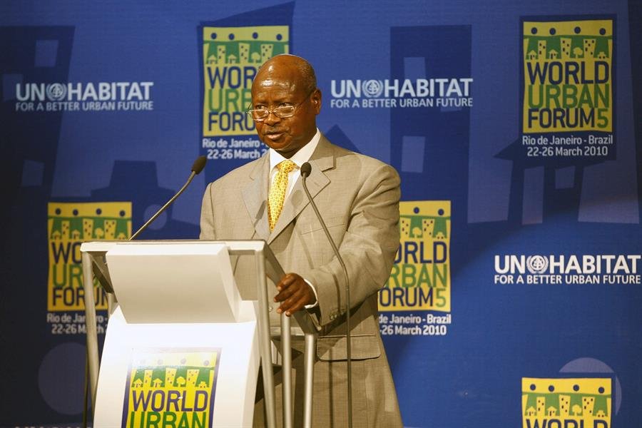 Presidente de Uganda chama homossexuais de “desvios do normal”