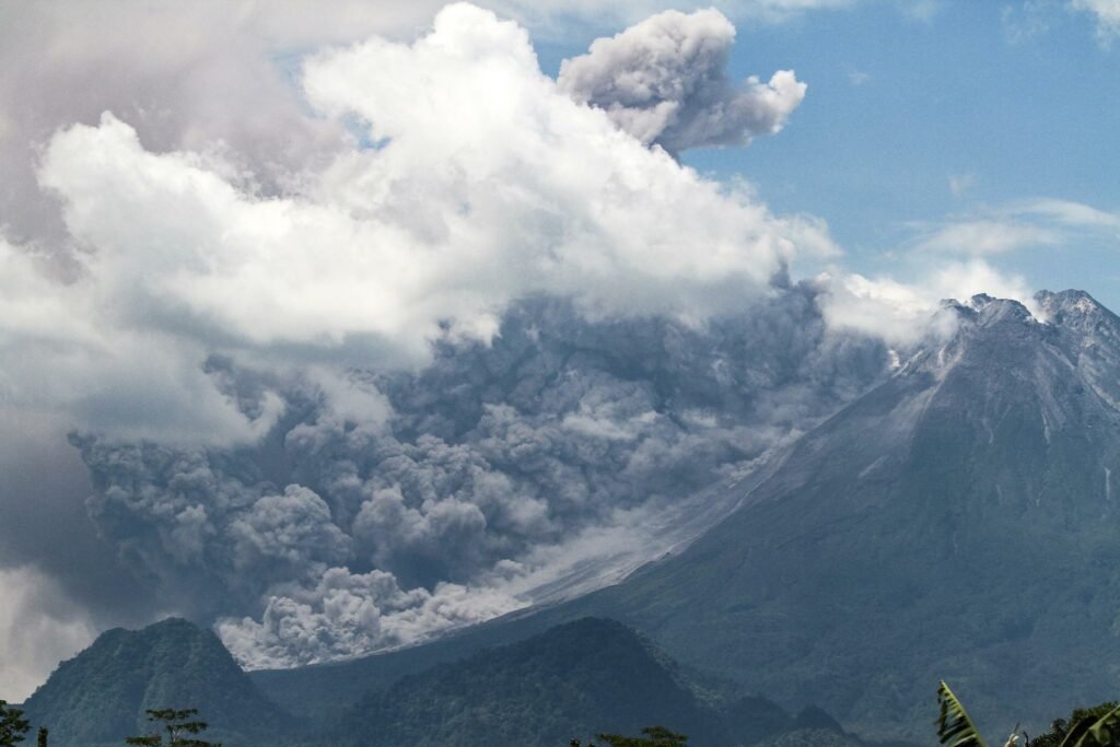 Vulcão Merapi, o mais ativo da Indonésia, entra em erupção