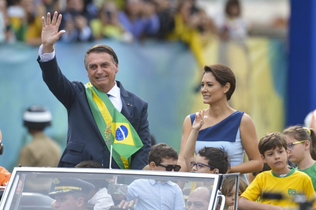 ‘Se Jair Bolsonaro fica inelegível, Michelle o sucede’ – Conexão Política